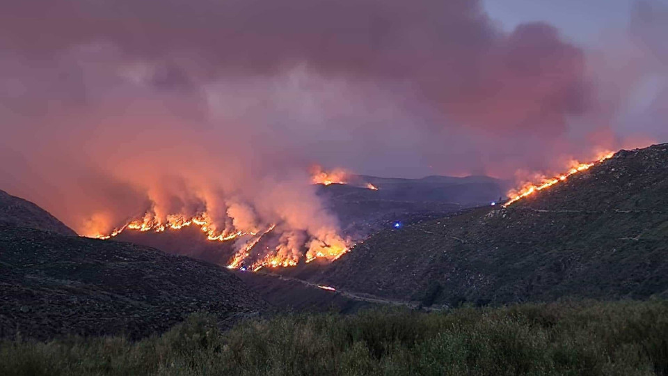 Mais de 620 bombeiros combatem fogo na Covilhã, EN338 continua cortada