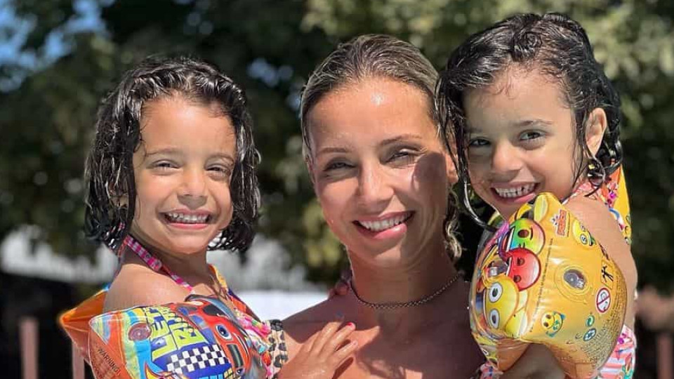 Luciana Abreu acorda com filhas gémeas a dar 'espetáculo'