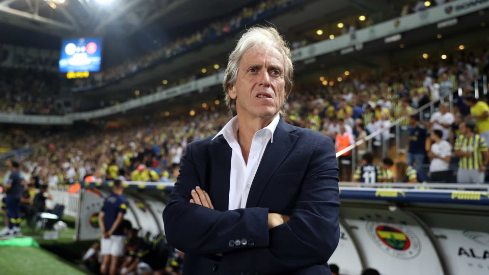 Golo ao cair do pano evita entrada em falso de Jorge Jesus no campeonato