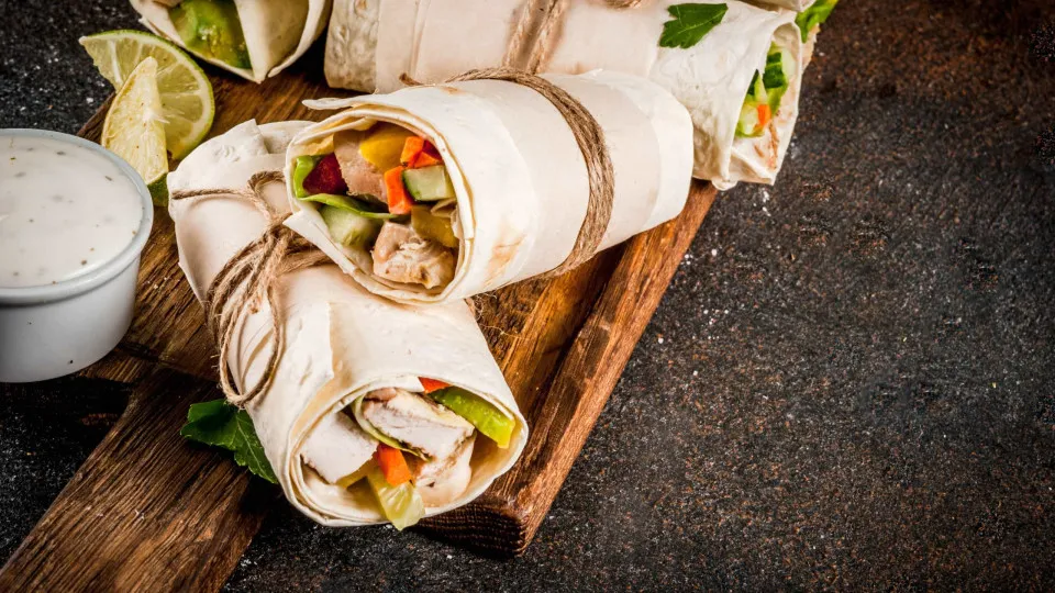 Não sabe o que vai jantar? Estes wraps de frango são uma aposta ganha
