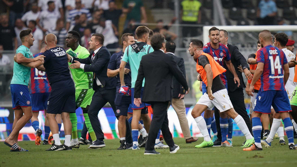 As imagens da confusão após o Vitória SC-Hajduk. Até cadeiras voaram