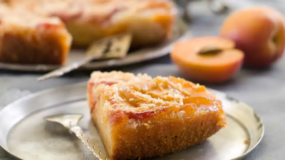 Doce, doce! Experimente esta receita 'fit' de bolo de pêssego húmido 