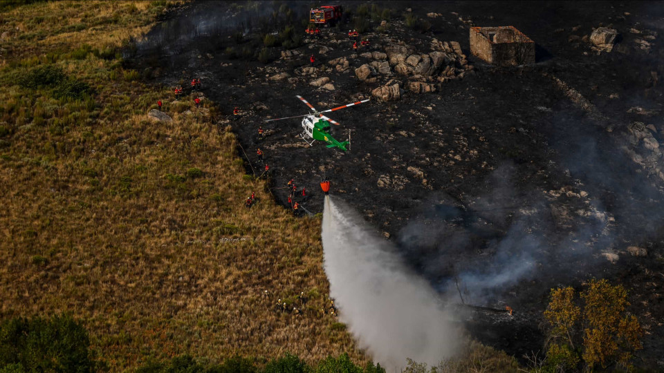 Doze meios aéreos combatem fogo na Serra da Estrela