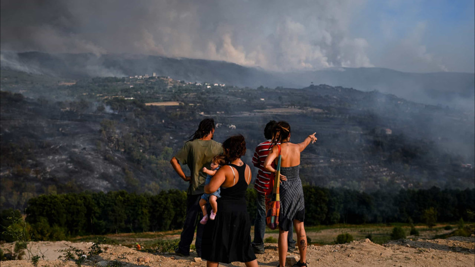 Incêndio na Serra da Estrela ameaça casas e obriga a evacuação em Orjais