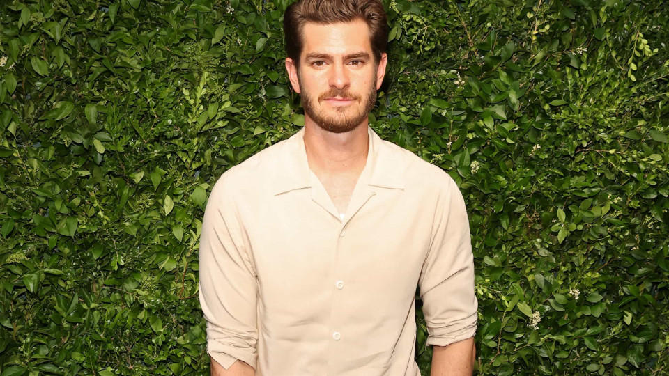 Andrew Garfield faz furor entre fãs ao surgir em tronco nu