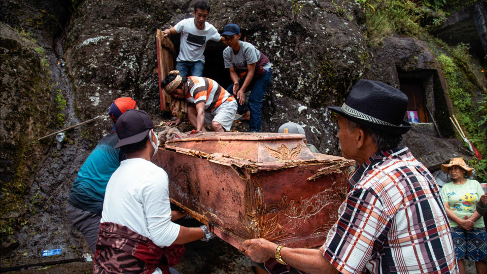 Vestir os mortos. Indonésios desenterram e fotografam-se com cadáveres 