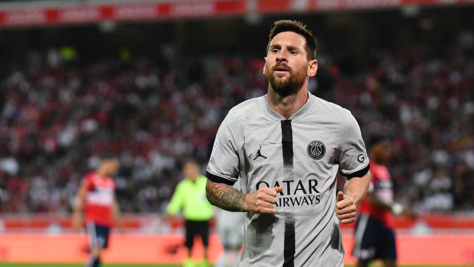 PSG tenta resistir ao assédio do Barcelona e oferece renovação a Messi