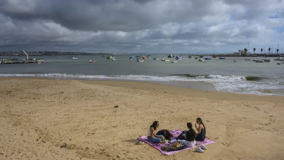 A pensar ir à praia no fim de semana? É melhor fazer outros planos