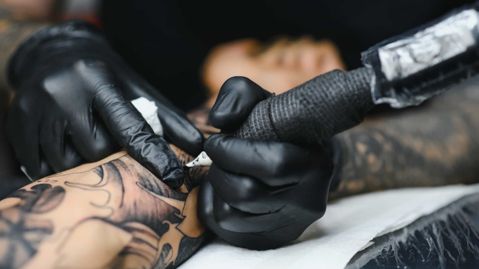 Cuidado com tatuagens. Algumas tintas têm perigo comprovado pela ciência