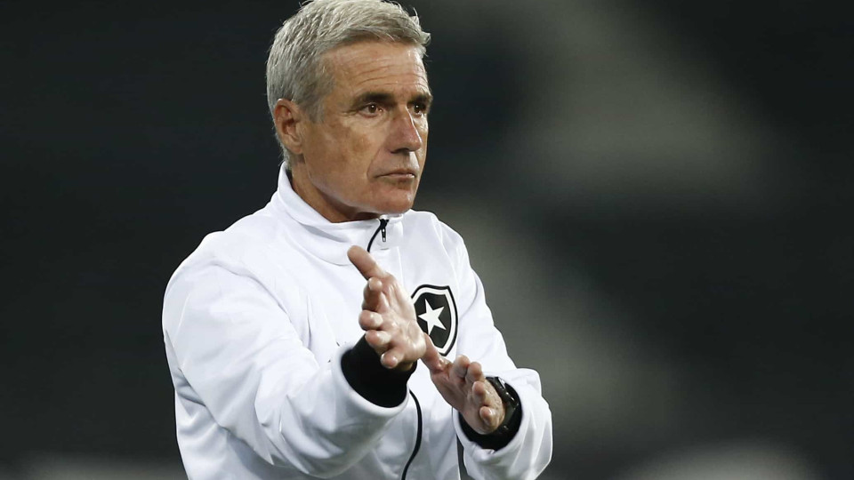 Botafogo reage aos maus resultados e Luís Castro volta a sorrir