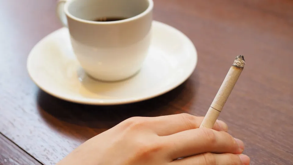 A razão que leva os fumadores a gostar tanto de café com um cigarro