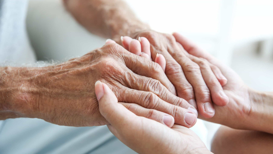 Arranhar e beliscar a pele podem ser sintomas de Alzheimer?