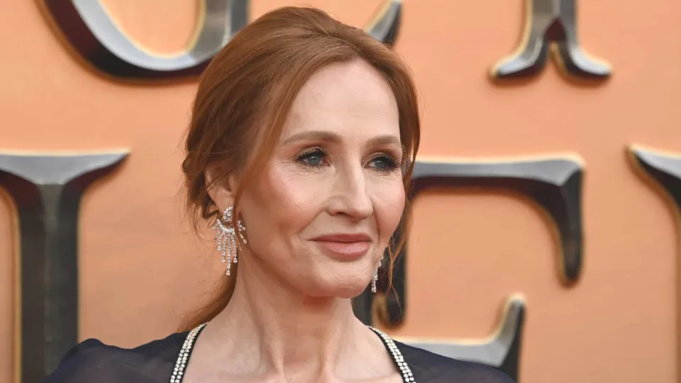 J.K. Rowling denunciada à polícia por suposto comentário transfóbico