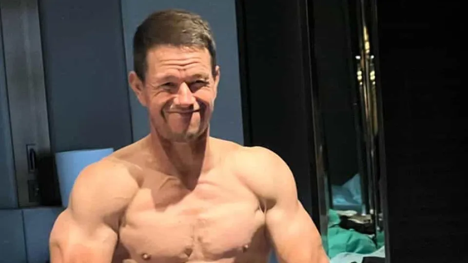 Mark Wahlberg exibe corpo musculado em novas fotografias