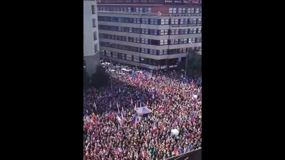 Praga. 70 mil pessoas protestam contra política de proteção à Ucrânia