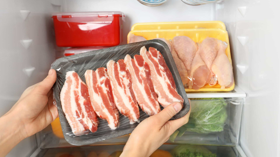 Quanto tempo é que a carne crua aguenta no frigorífico?