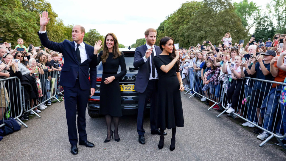 Príncipes Harry e William cumprimentam juntos multidões em Windsor