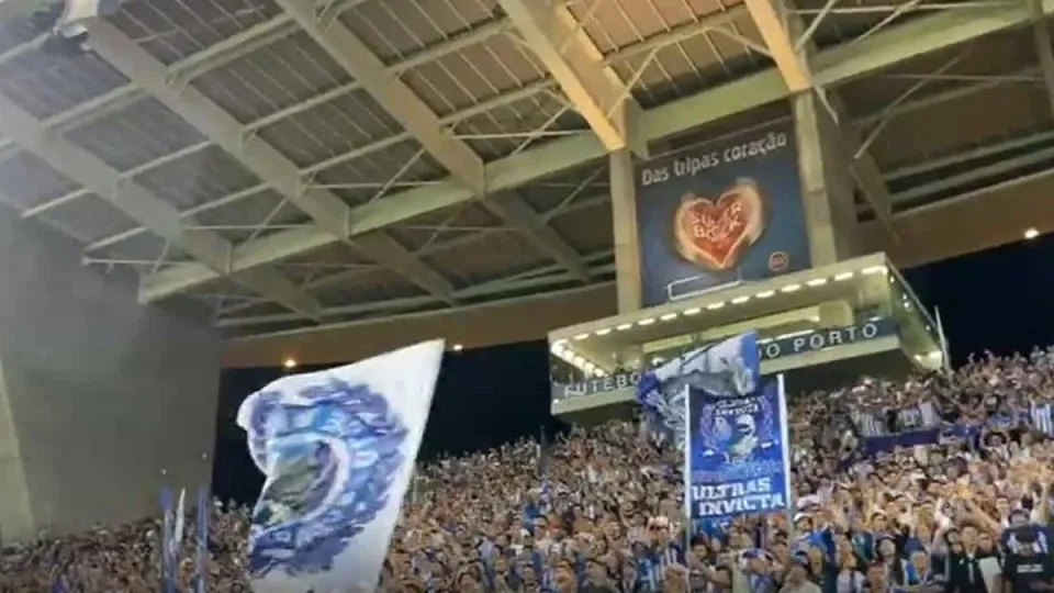 Estádio do Dragão 'parou' aos 25 minutos para cantar por Otávio