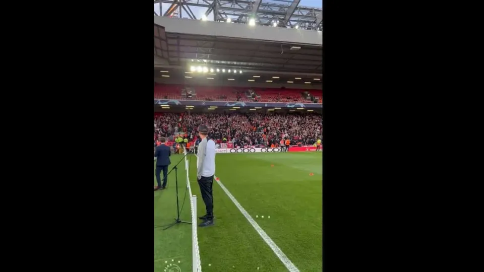 Ajax perdeu em Anfield, mas adeptos deram espetáculo nas bancadas