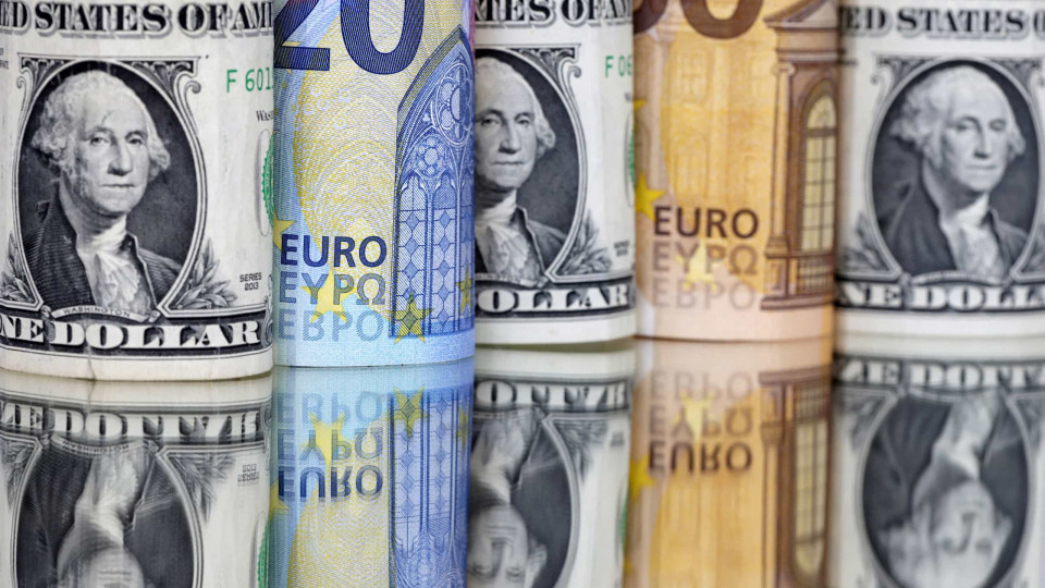 Euro volta a negociar acima de 1,04 dólares