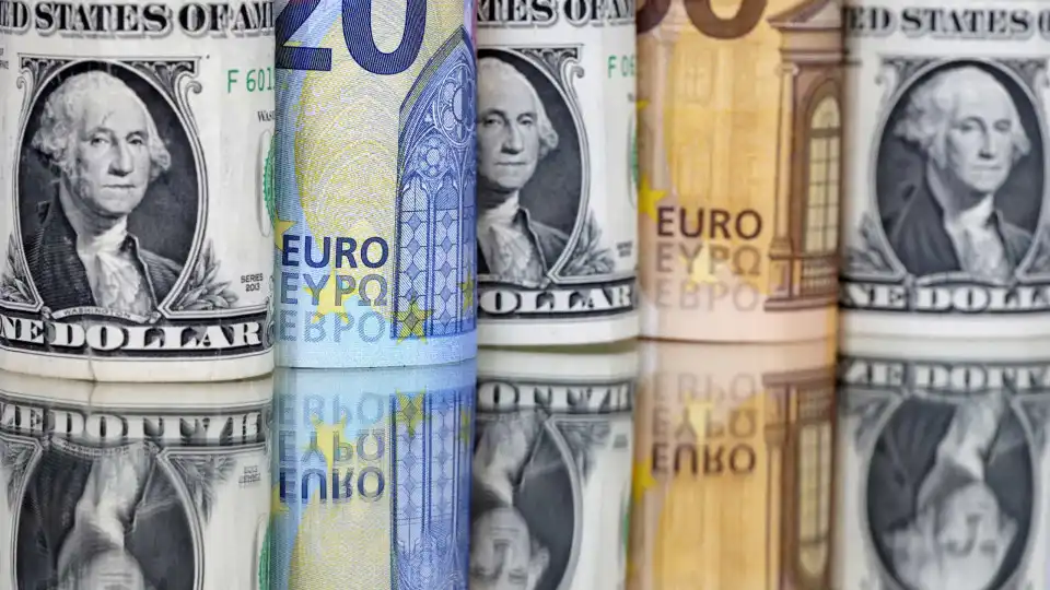 Euro sobe face ao dólar à espera de novos dados macreconómicos