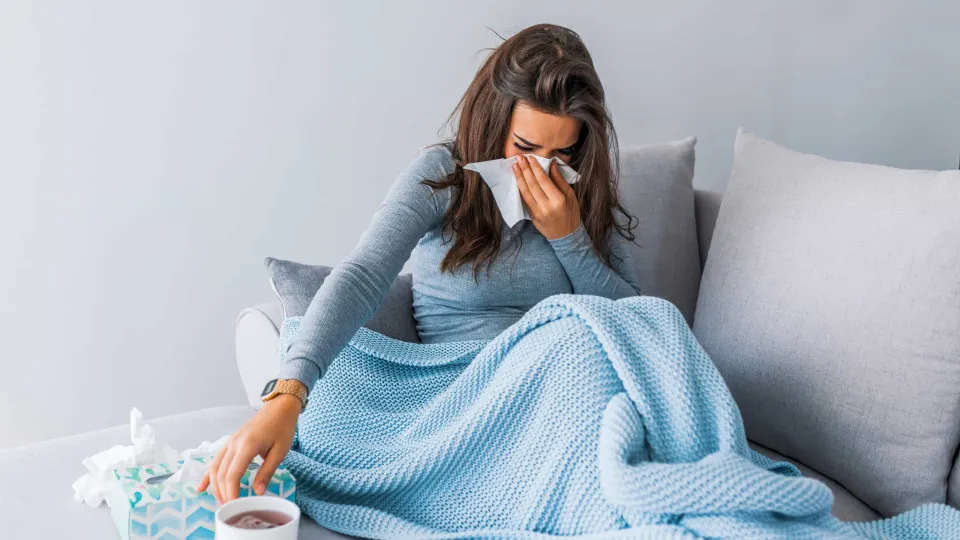 Apanhar Covid-19 pode ser menos grave do que gripe, dizem cientistas