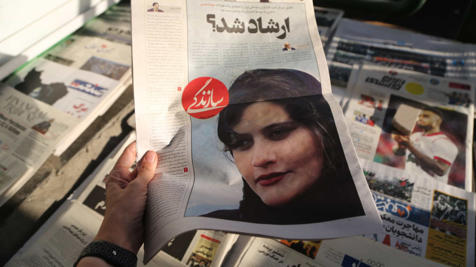 Irão condena à morte 'rapper' que apoiou protestos por Mahsa Amini