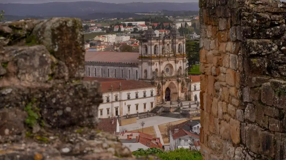 Exposição faz retrospetiva da cerâmica de José Aurélio em Alcobaça