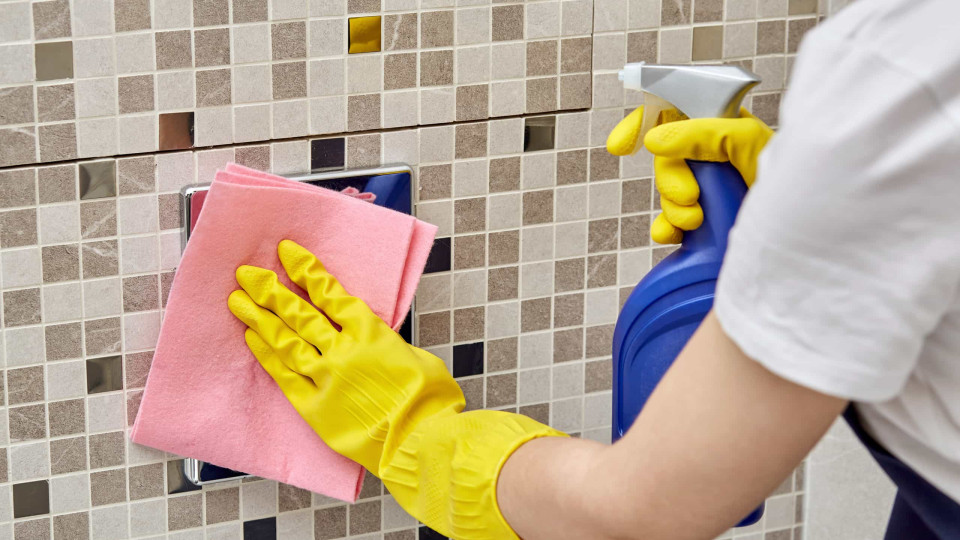 O truque (rápido) para limpar os azulejos da casa de banho