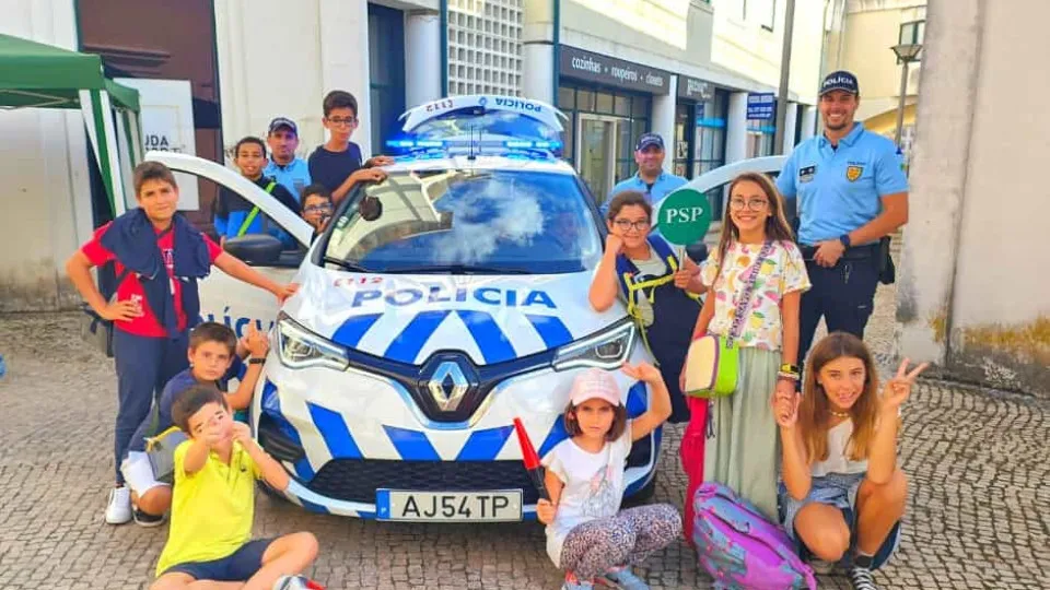 PSP juntou-se a Telheiras para alertar população para perigos da estrada