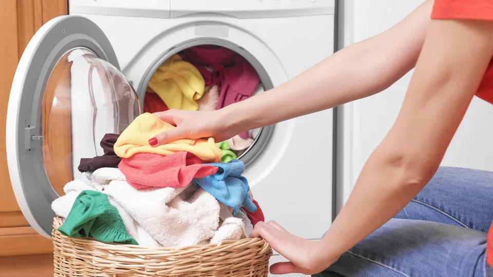Ingredientes que pode juntar ao detergente quando lava roupa na máquina