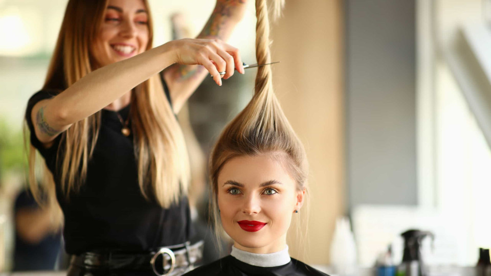 Fica melhor de cabelo longo ou curto? Com dois lápis vai descobrir