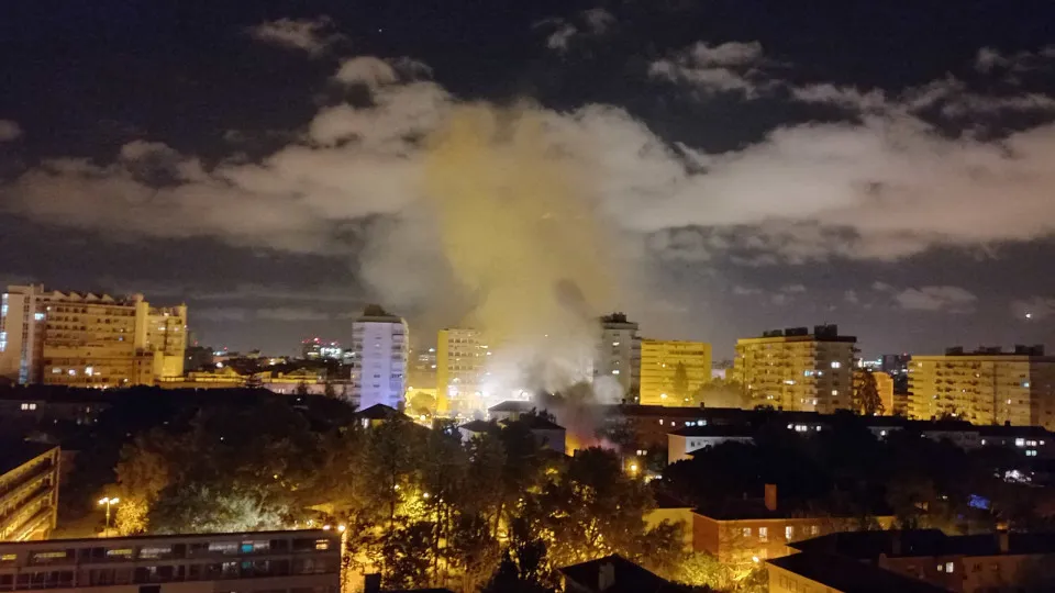 Fogo em clube recreativo obrigou bombeiros a evacuar casas em Alvalade