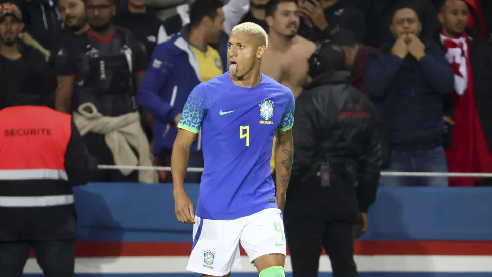 Richarlison vítima de racismo: "Pai, viste que atiraram uma banana?"