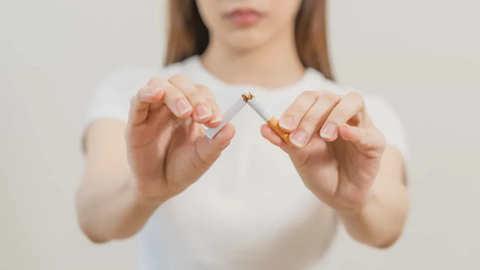 Quer deixar de fumar? Comece por não acreditar nestes mitos