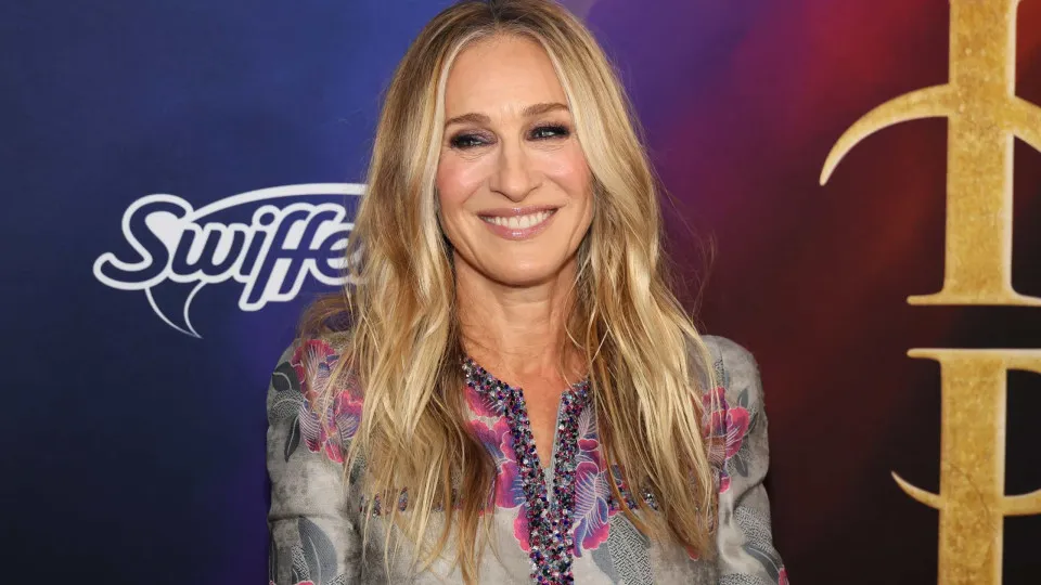 Sarah Jessica Parker posa com os três filhos (e marido) em rara imagem