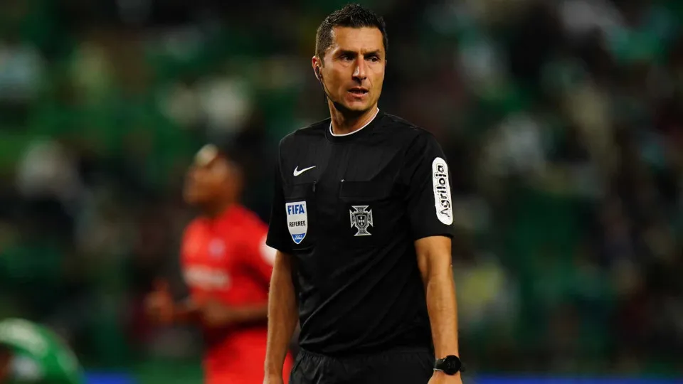 LISBON, PORTUGAL - SEPTEMBER 30: Referee Tiago Martins during the Liga Bwin match between Sporting CP and Gil Vicente at Estadio Jose Alvalade on September 30, 2022 in Lisbon, Portugal.  (Photo by Gualter Fatia/Getty Images)