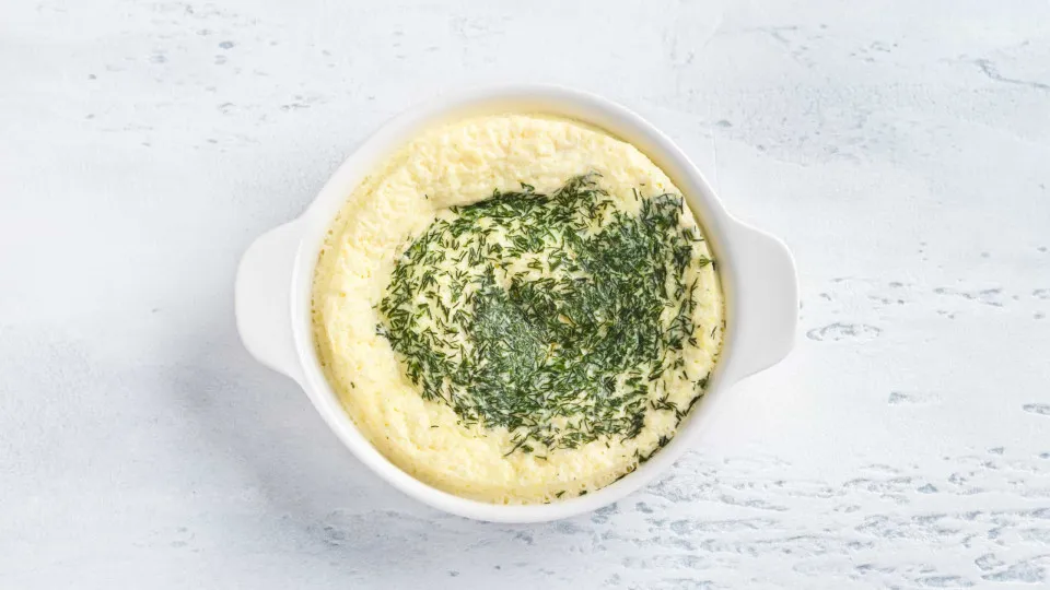 Só precisa de 10 minutos para fazer esta omelete (no micro-ondas)