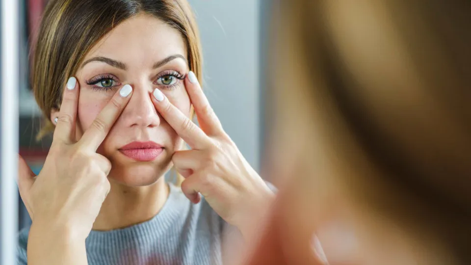 Adeus plásticas. Estes exercícios de ioga facial vão 'esculpir' o rosto