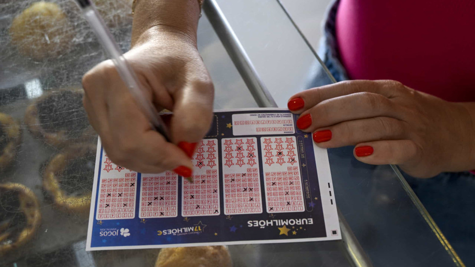 There are no total winners in Euromillions. For Portugal, third prizes are coming