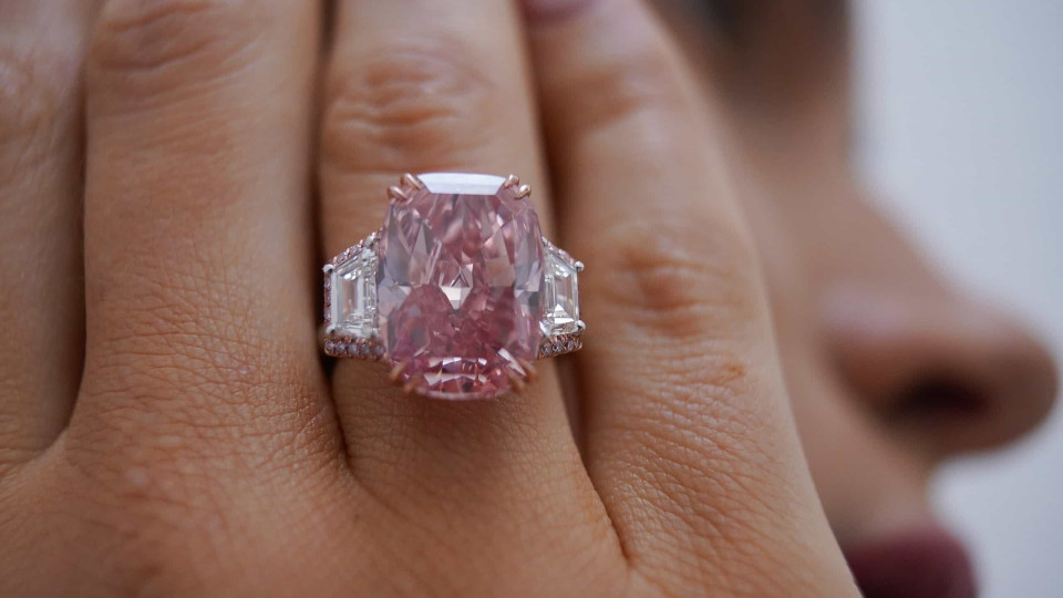 Diamante rosa vendido por quase 60 milhões em leilão bate novo recorde