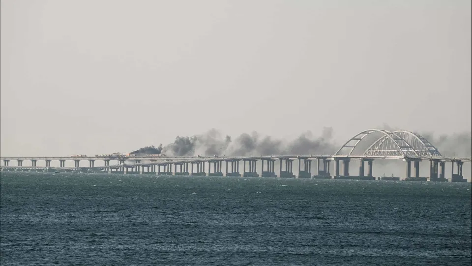Pelo menos três mortos na explosão na ponte da Crimeia