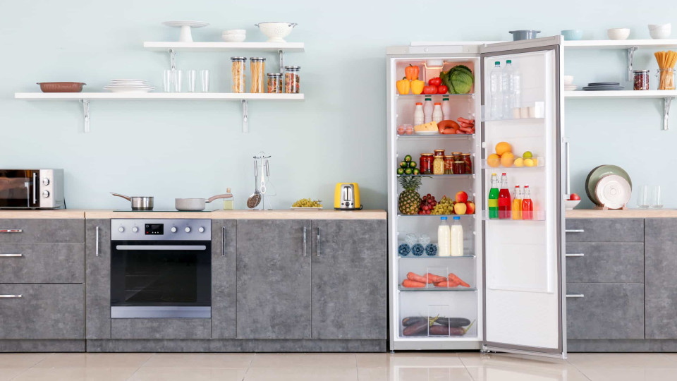 Qual é o melhor sítio da cozinha para ter o frigorífico?