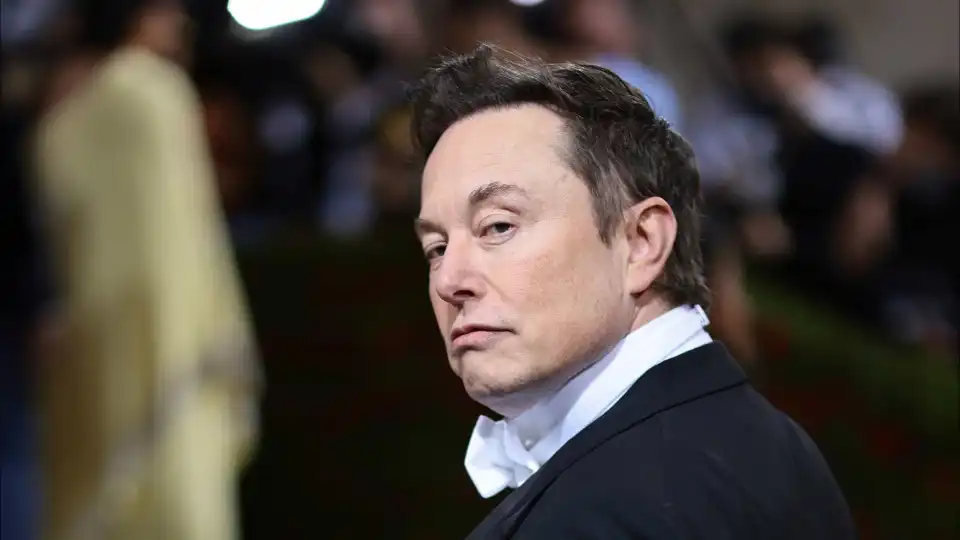 Musk terá trabalhado ilegalmente no início da carreira. Milionário nega