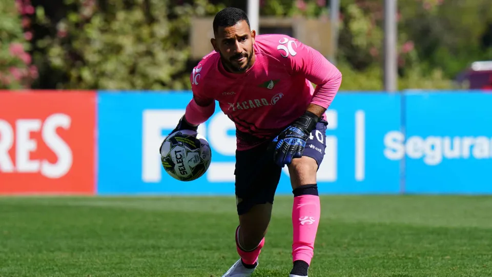 OEIRAS, PORTUGAL - AUGUST 27:  Kewin Silva of Moreirense FC in action during the Liga Portugal 2 match between Belenenses SAD and Moreirense FC at Estadio Nacional on August 27, 2022 in Oeiras, Portugal.  (Photo by Gualter Fatia/Getty Images)