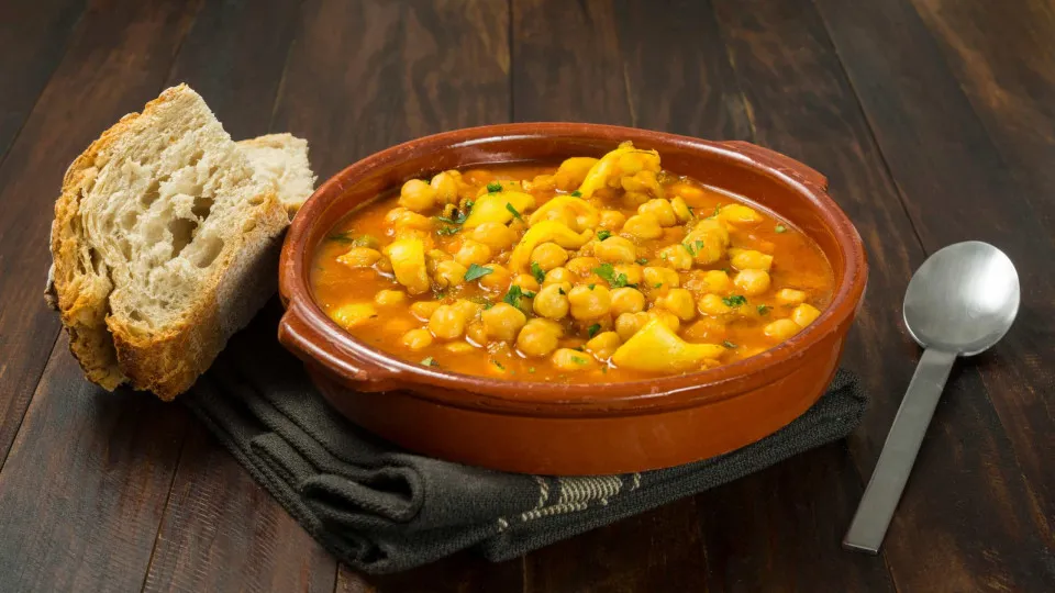 Comida de conforto. Já provou este guisado de grão com lulas? 