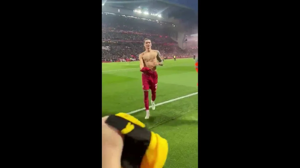 Darwin ofereceu camisola do Liverpool a adepto vestido à... Peñarol