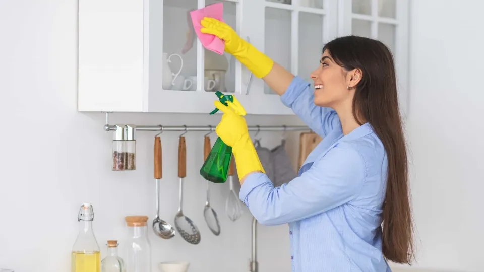 Gordura nos móveis da cozinha nunca mais. É assim que a pode eliminar