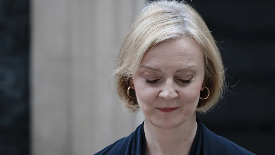 'Liz Truss vs. Alface: 2'. Nem o novo retrato se safa da 'maldição'