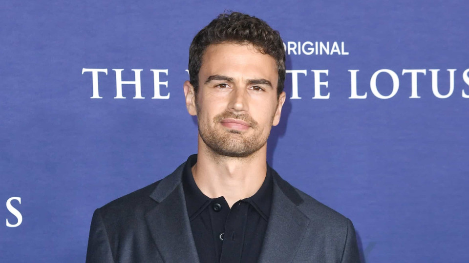 Theo James regravou cena de nudez em 'White Lotus' por mostrar demais